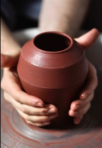 Creating Crimson Stoneware Jars: A Pottery Guide