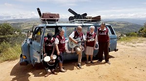 El grupo de abuelitos Los clásicos sorprenden con el lanzamiento de   de 75, la canción del video viral