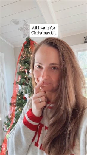 Kristen | 17hats Expert & Systems Strategist on Instagram: "All I want for Christmas is… workflows that run themselves. 💁‍♀️🎄✨ If you already use @the17hats but know you’re not using it to its full potential, this is your sign. VIP WEEK is my done-for-you 17hats workflow experience where I build and automate your client processes for two of your top income streams — so your business runs smoother, faster, and with way less stress. And here’s the part you don’t want to miss… 💚 Q1 VIP Weeks are