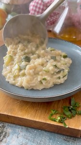Semplice, genuino e buono, il risotto con le zucchine e stracchino. Super cremoso #risotto #ricetta #zucchine #RicetteVeloci | Rossella in padella, il blog di Rossella Cosentino