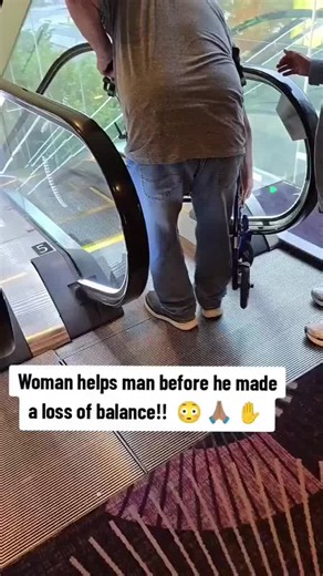 Woman helps man before he made a loss of balance!! 😳 🙏🏽 ✋️ #fypシ | people helping people
