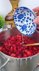 Cea mai buna dulceata de capsuni. Reteta aici https://ellacooking.com/2024/06/24/dulceata-din-capsuni/ | Ella Cooking