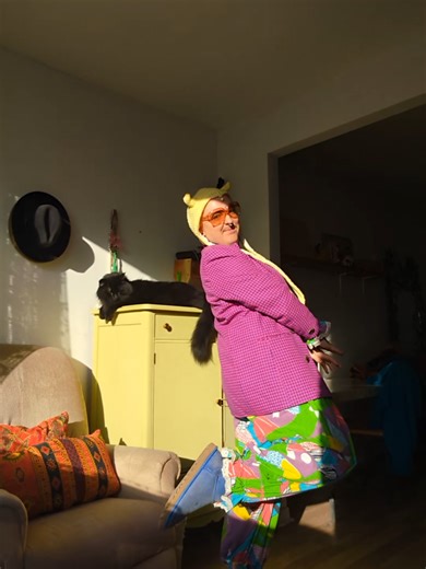 matching my outsides to what I hope my insides could feel? 😅 #ootd #fitcheck #sustainablefashion #clowncore