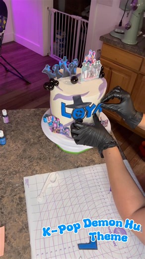 K-pop Demon Hunters Themed Cake💙 My Daughter doing my voiceover for this video🤣hilarious but yet something else… Everyone enjoy 🌻😊 #reallysweetcustomdesserts #foryoupage #fyp #desserts #reels #happiness #facebook #instagram #viral #trending | ReallySweet CustomDesserts