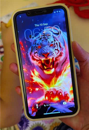 The same wallpaper in the home page pinned video lower left corner, you can download it and set it as your phone wallpaper #wallpaper #livewallpaper cool wallpaper
