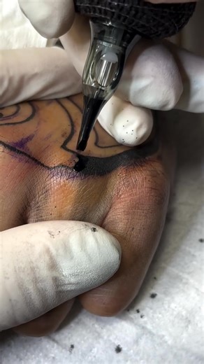 This is one of the areas where it is difficult to get ink in, so the right style and thickness of needle is required. 😉 #reelsvideoシ #fbreelsvideo #reelsvideo #reelsfb #reelsviral #reelsinstagram #reelschallenge #reel #reels #virals #tattooprints #tattoo #viralvideo | Tattoo Prints