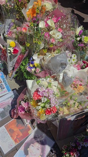 別角度。2026年4月8日12時15分過ぎ。四谷4丁目交差点大木戸ビル旧サンミュージック前。今日は岡田有希子の命日。毎年、たくさんのファンが集まり、手作りで即席の祭壇を作り、黙祷を捧げる。#岡田有希子