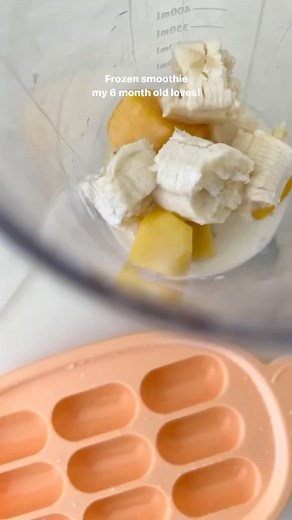 I love using our haakaa nibble tray with the fresh food feeder to give my 6 month old yummy frozen smoothies! This one is just banana, mango, milk and water. t’s worth noting that cow’s milk as a drink is not recommended until baby is 12 months old, but is fine to mix in with food. I like to do half milk, half water. 💕🎥 & written by beautiful mama @homewithharlow. Just comment ‘smoothie’ below and we‘ll DM you with the delicious details and easy-to-follow steps for this perfect treat!🍌🥭 #bab