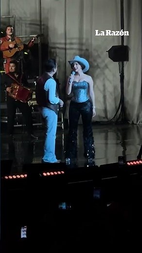 Christian Nodal y Ángela Aguilar se besan en pleno concierto y presumen su amor: 'Te amo'