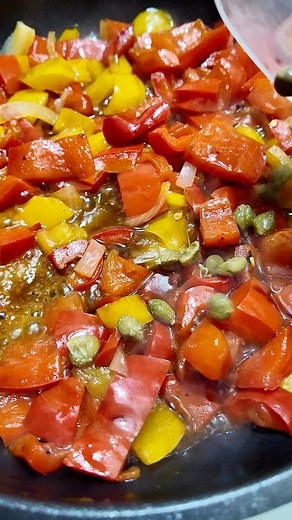 Pasta con peperoni con un ingrediente speciale 🤩 l'aceto balsamico...ed in più è veloce da cucinare e secondo me non guasta mai la velocità Tuffa la forchetta anche tu 😋😋😋 - Il mio libro “Antipasti con la pasta sfoglia” è su Amazon 🥰 - INGREDIENTI 800 g peperoni dolci 1 cipolla 1 cucchiaio aceto balsamico 30 g olio extravergine d’oliva 10 g capperi 240 g pasta 30 g Grana Padano grattugiato 1 pizzico sale 1 pizzico pepe nero 1 rametto menta fresca - PASTA CON PEPERONI sul mio sito e nelle st