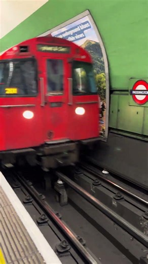 London Underground Bakerloo line approaching Paddington