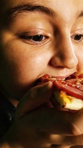 gordinho viadinho comendo pizza