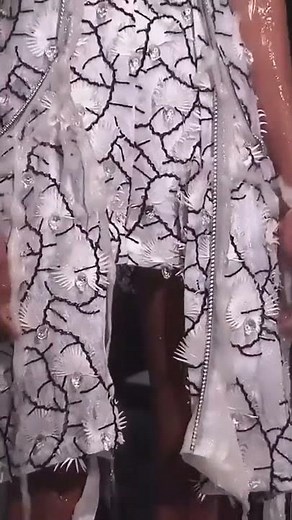Clothes dissolving on the runway during Hussein Chalayan's spring summer 2016 fashionshow😲