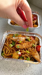 30 DAYS OF HEALTHY 20 MINUTE RECIPES Day 23| Sweet chilli chicken stir fry 🥵 Here’s a super quick and easy fakeaway recipe that’s great for meal prep, has 4 of your 5 a day of veg in AND a whopping 42g protein 😮‍💨 Macros 488 calories 42gP / 8gF / 59gC Serves: 2 Shopping list ✍️ - 250g Chicken Breast - 20g Cornflour - 20g Kikkoman Soy Sauce - 1 heaped tsp Dark Soy Sauce - 30g Reduced Sugar Sweet Chilli Sauce - 1 tsp White Rice Vinegar - 75g sugarnap peas - 1/2 red & orange pepper - 250g egg No