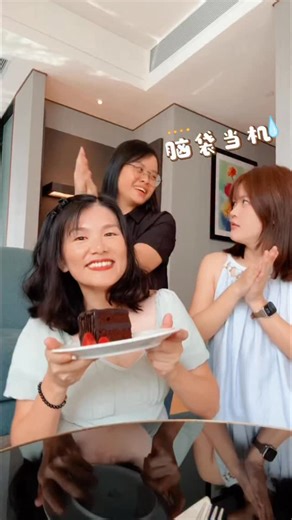 GINGER KEONG on Instagram: "我很骄傲，我的团队虽然小小的， 但是大家的Multitasking 能力很强， 并肩作战的这几年，默契也逐渐增强， 大家的效率，节奏和三观都很一致， 配合起来，不费力💪🏻 平时我们几乎都是隔着手机一起工作， 三个人同时聚在一起的时间大概就是一年一次😆 不知不觉我们坚持了四年， 这些年不容易，有过低潮，排山倒海的压力， 一边有帮我对接品牌的捷克林， 一边有帮我安抚粉丝的Swen， 让我有更多空间策划内容的部分🫶🏻 感恩有你们～"