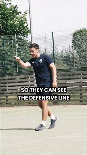 ⚽ HOW TO STAY ONSIDE!? The best attacking run to stay onside is..?!