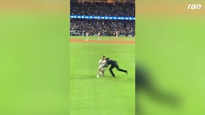 Brutales Tackle! Security crasht Heiratsantrag