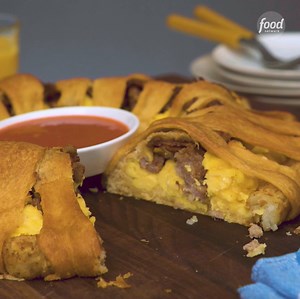 468K views · 2.1K reactions | Wrap all your morning favorites in a buttery ring of crescent dough for the ultimate brunch party dish! 肋燎 Save the recipe: https://foodtv.com/2AbVt72 | Food Network | Facebook