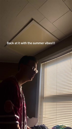 Back with the summer vibe 🌊✨ Let’s catch the wave together before the season slips away. 🎧 #TheWave is out now everywhere 💙 #RomanticVibes #SummerMusic #IndieArtist #CatchTheWave