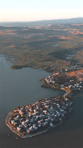 Gezsen Bursa on Instagram: "Uluabat Gölü'nün masalsı yerleşimi Gölyazı’da birbirinden renkli anılar biriktirmeye ne dersin? 🌿✨ Gölyazı’ya yaptığın yolculukta etkileyici manzaranın tadını çıkarabilir, huzur dolu bir tekne turuna çıkabilir ve farklı lezzetleri keşfedebilirsin. 📸🌅 Bursa’nın görülmesi gereken yerlerini keşfetmek için @gezsenbursa’yı takip etmeyi unutma! 📹: @ilkrdncr.photography #GezsenBursa #Bursa #BursadaKeşfetsen #BursadaGörsen #Gölyazı"