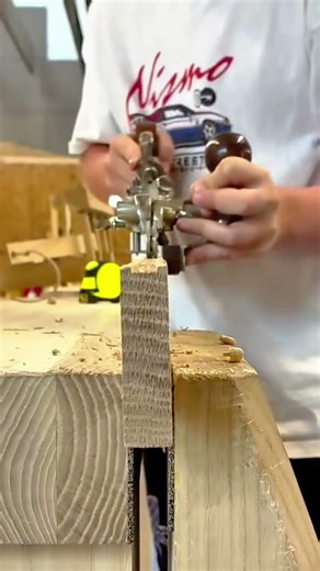 Technique for Smoothing Wooden Surfaces Using a Manual Hand Planer