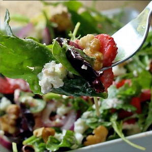 3.1M views · 26 reactions | A super simple healthy spinach strawberry salad is perfect for lunch or as a side to dinner. Get the printable recipe --> https://allnaturalideas.com/easy-spinach-strawberry-walnut-salad/ | All Natural Ideas | Facebook