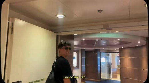 Sois unos sojas de manual eh. Qué coño hacéis tomándoos enserio un tema hecho entre colegas por las risas? Y lo peor es que (obviamente salvando las distancias con la industria musical) el tema no suena nada malBorrachera, colegueo y rumbita veraniega, no veo el problema.