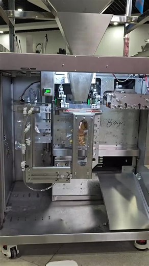 Prefabricated bag vacuum packaging machine