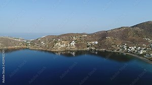 Port de l'île d'Ios dans les Cyclades en Grèce vue du ciel