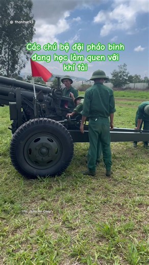 Artillery soldiers familiarizing themselves with equipment #vietnamesesoldiers
