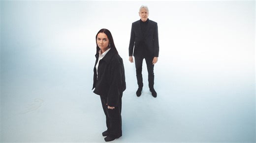 21-årig komet udgiver sang med band, der hittede længe før hun blev født