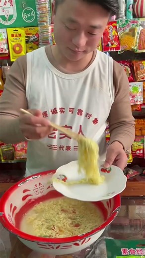 老板新进红色的方便面，你小时候吃过吗?#童年回忆#怀旧零食