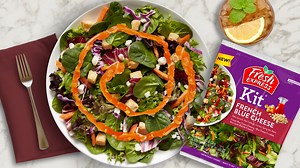 Indulge in the ultimate gourmet experience with the NEW Fresh Express® French Blue Cheese Kit! A true delight for salad lovers and food connoisseurs alike, this exquisite kit brings together tender baby spinach, fresh spring mix blend, and crunchy red cabbage and carrots. The aromatic mini garlic brioche croutons and blue cheese crumbles add an extra layer of tangy texture and flavor. Drizzled with our savory French Blue Cheese dressing, this salad will elevate your meal to a fine-dining restaur