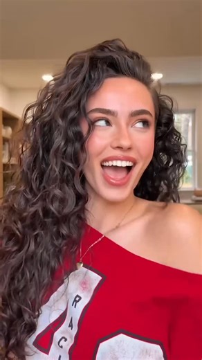 Kiana Davis | Zara Larsson has me in a chokehold #wavyhair #curlscheck | Instagram