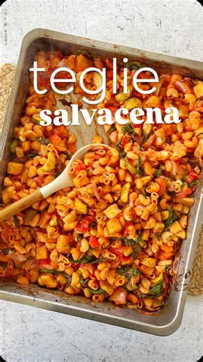 Raffaella Caso | The Green Kitchen on Instagram: "★ TEGLIE SALVACENA ★ è tornato con nuove ricette! Da oggi la cena diventa la parte più facile della giornata. Con la guida Teglie Salvacena: ★ cucini piatti completi e bilanciati in un’unica teglia ★ senza pentole, senza fornelli e senza stress. In pratica: prepari, inforni e ti godi la serata! Dentro la guida trovi: ★ ricette di teglie salvacena passo passo, con sostituzioni, conservazione, tips e foto ★ mini video corso: tutto quello che devi s