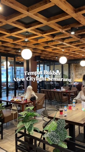 Dengan 55rb aja kalian udah bisa bukber enak, dapet free takjil mineral dan view citylight sekeren ini? 😭✨ Kalau ramean juga bisa banget, karena ada paket buffet 50–100 orang start from 85K/pax 🤍 Fix masuk list bukber tahun ini banget sih inii🌙✨ @Ivy Social Dining #bukbersemarang #rooftopsemarang #hiddengemsemarang #kulinersemarang #placetogosemarang