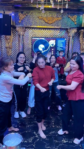 2 con dâu học theo điệu nhảy huyền thoại của mẹ chồng 🤭 #dutrend #modentalking #giaitri #xuhuong | Chuyện Nhà Cua