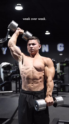 Tristyn Lee on Instagram: "Free Weights VS. Machines… Which is better? 🤔 120lbs DB press while talking is not so easy 😂 To add some more nuance, I am a huge proponent of using free weights as a base to get comfortable with moving your body under load. I believe that the internal stability demands help people improve their mind muscle connection and proprioceptive functions which can carry over very well in the long run. That being said, machines are almost always better for providing isolated