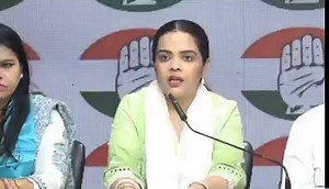 मोदी सरकार जातिगत जनगणना नहीं करवाना चाहती।ऐसा मैं इसलिए कह रही हूं, क्योंकि जब सरकार ने सर्वे का फॉर्म निकाला था तो उसमें OBC को शामिल ही नहीं किया गया था।BJP सरकार सिर्फ छलावा रचकर, लोगों को भ्रमित कर रही है। देश की सच्चाई यही है कि आज भी 90% लोगों को प्रतिनिधित्व नहीं मिल रहा है और वो संघर्ष कर रहे हैं।हमारी मांग है-महिला आरक्षण में कोटे के अंदर कोटा हो और OBC, SC-ST महिलाओं को प्रतिनिधित्व मिले।: @SubhashiniSY जी 📍 दिल्ली