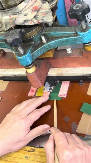 Embossing lines on the notebook pen holder！ #notebook #officesupplies #diy