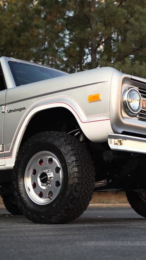 😍 This color combination 🤌🏼 GT Silver Tobacco Lead leather interior, chrome trim and Vintage stripes this is not a restoration, it’s a Modern Classic equipped with safety features including 6 airbags and modern technology so you can have the best of both worlds 💬 text 470-598-5419 or DM us for details 🙂 . . . . Vintage design modern luxury 💯 formerly Vintage Broncos 🚫 not associated with Ford Motor Co #earlybronco #classicbronco #fordbronco #bronco #classiccars #dreamcar #beverlyhills #lu