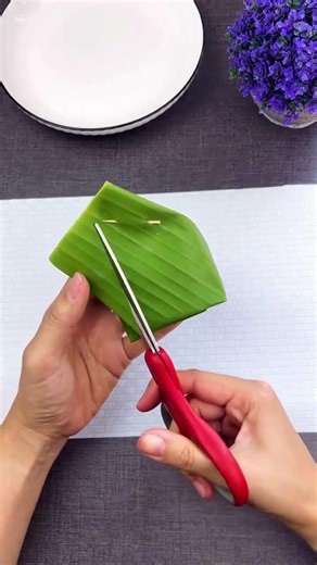 Simple Thai dessert wrapping #folding banana leaves #bananaleaf #pandanleaves #diy #handmade