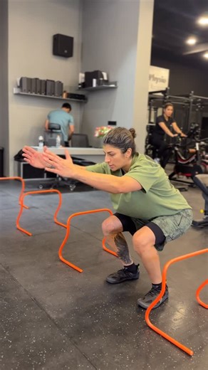 ‎غزال خلج‎ on Instagram‎: "این تمرین دقیقاً چیه؟ پرش متوالی از روی موانع کوتاه با حداقل زمان تماس پا با زمین یعنی: • فرود → بلافاصله پرش بعدی • بدون مکث • با کنترل کامل تنه هدف‌های اصلی تمرین 1. افزایش توان انفجاری پا (Explosive Power) 2. تقویت چرخه کشش–کوتاه‌شدن عضله (Stretch–Shortening Cycle) 3. افزایش سرعت واکنش عصبی–عضلانی 4. بهبود استارت، شتاب‌گیری و تغییر جهت عضلات درگیر • چهارسر ران • همسترینگ • گلوت • ساق پا • عضلات مرکزی (Core) برای حفظ تعادل فرود روی پنجه + وسط پا • زانوها هم‌راستا با 