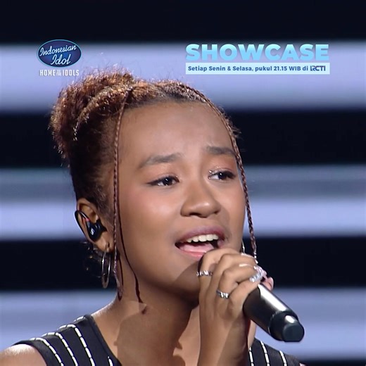 Membawakan lagu "Dia Masa Lalumu, Aku Masa Dapanmu" dari Vionita. Angie dapat 4 standing ovation! Idol Lovers, siapa yang ikut galau saat denger Angie nyanyi lagu ini? Tonton Indonesian Idol XIII hanya di RCTI✨ #IndonesianIdol #IndonesianIdolXIII | Indonesian Idol