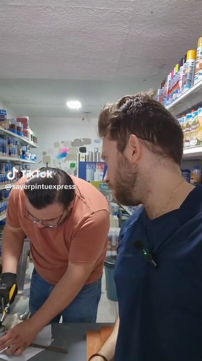 Hoy vamos a probar el Spray de Pintura para Piel y Vinil de Sayerlack. Este producto es perfecto para renovar y darle una nueva vida a tus artículos. Paso 1: Asegúrate de que la superficie esté limpia y seca antes de aplicar la pintura.​ Paso 2: Agita bien el aerosol durante unos segundos para asegurar una mezcla homogénea.​ Paso 3: Aplica la pintura manteniendo una distancia de aproximadamente 20 cm, realizando movimientos uniformes para obtener una cobertura pareja.​ Paso 4: Deja secar 20 minu