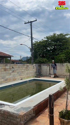 SOS na Construção on Instagram: "IDEIA DE GÊNIO 😲 fizemos o deck da piscina com porcelanato olha como ficou - PARTE 2 Gostaram da reforma? Já salva pra fazer aí também !! Para realizar a segunda parte da reforma na piscina, fomos até a @chatubamateriaisdeconstrucao ,aproveitar o MEGA FEIRÃO de Pisos, Porcelanatos e Revestimentos. Com tudo em até 10x sem juros e produtos a pronta entrega. #casa #ideias #construção #dicas #decora #decoracion"