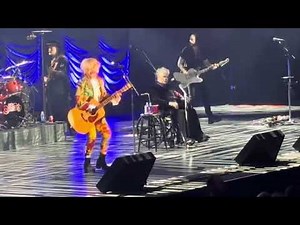 Heart with Crazy On You legendary guitar opening performed by Nancy Wilson.