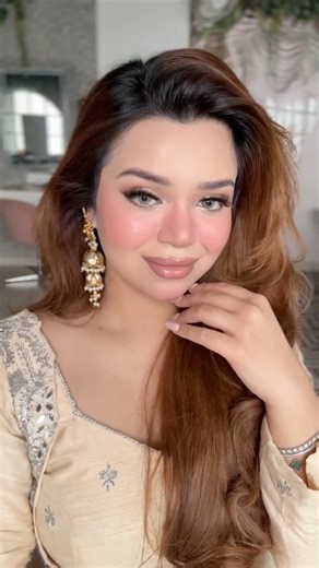 Sarah Khan on Instagram: "Mere Blush Pagluus hi jaante hain ki Blush kitnaaaaa zaroori hai humari zindagi mein. Aur agar blush @loveearth_handmade ka ho, itna soft and smooth application ke sath toh koi bhi iss blush par fida kyu na ho. Bass yahi nahi, 5 full size blushes sirf rs.599 mein. Haan maanana thoda mushkil hai but @loveearth_handmade ne yeh mumkin kar diya hai. Aur maine apne Blush Pagluus ke liye nikaalein hain special launch offers. Go grab them nowww on discounts !!! . #BlushLovers