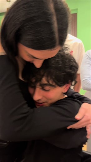 venerdi 3 aprile è stato il 20 compleanno di mio fratello e io ci tenevo che oltre al regalo potesse percepire anche un altro tipo di affetto, quello delle parole. Questo è per te emi e solo per te. Emi ormai sei mio fratello da 18 anni e sinceramente anche se quando ero piccola dicevo cose stupide, devo dire che non mi poteva capitare fratello migliore. Crescendo mi hai dimostrato sia come ci si deve comportare e sia cosa non devo fare ed è anche grazie a te se ora sono cosi. Tu in questi anni 