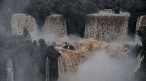 Video: las impactantes imágenes de las Cataratas por el aumento del caudal